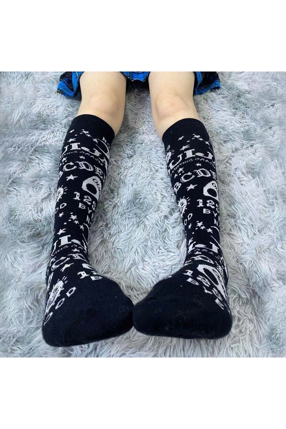 Gotik iskelet desenli diz çorapları, aykırı ve şık.