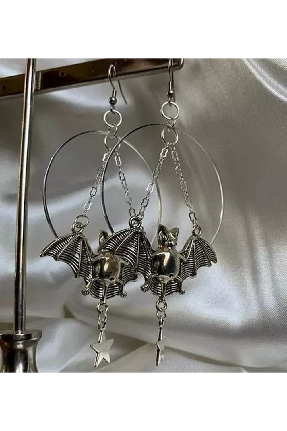 Gotik tarzda tasarlanmış yıldız ve yarasa detaylı küpe.