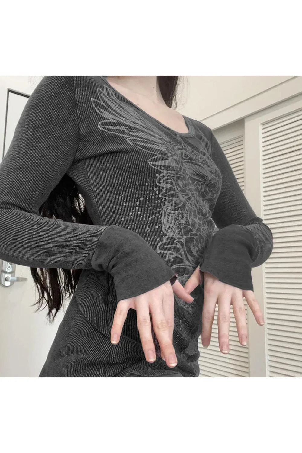 Gotik tarzda melek grafikli, uzun kollu üst.
