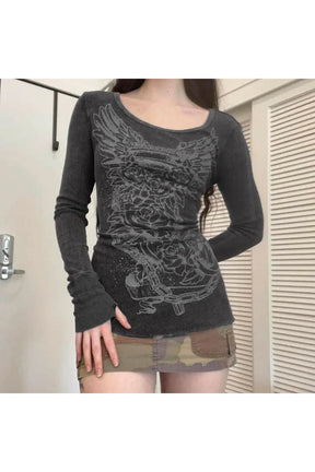 Gotik stilde melek grafikli uzun kollu üst.