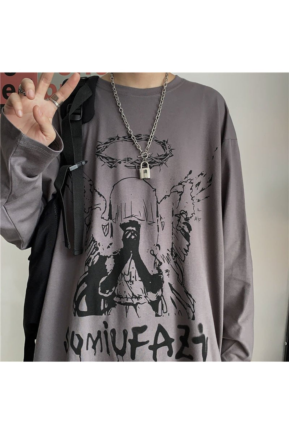 Gotik tarzda tasarlanmış melek desenli uzun kollu tişört.
