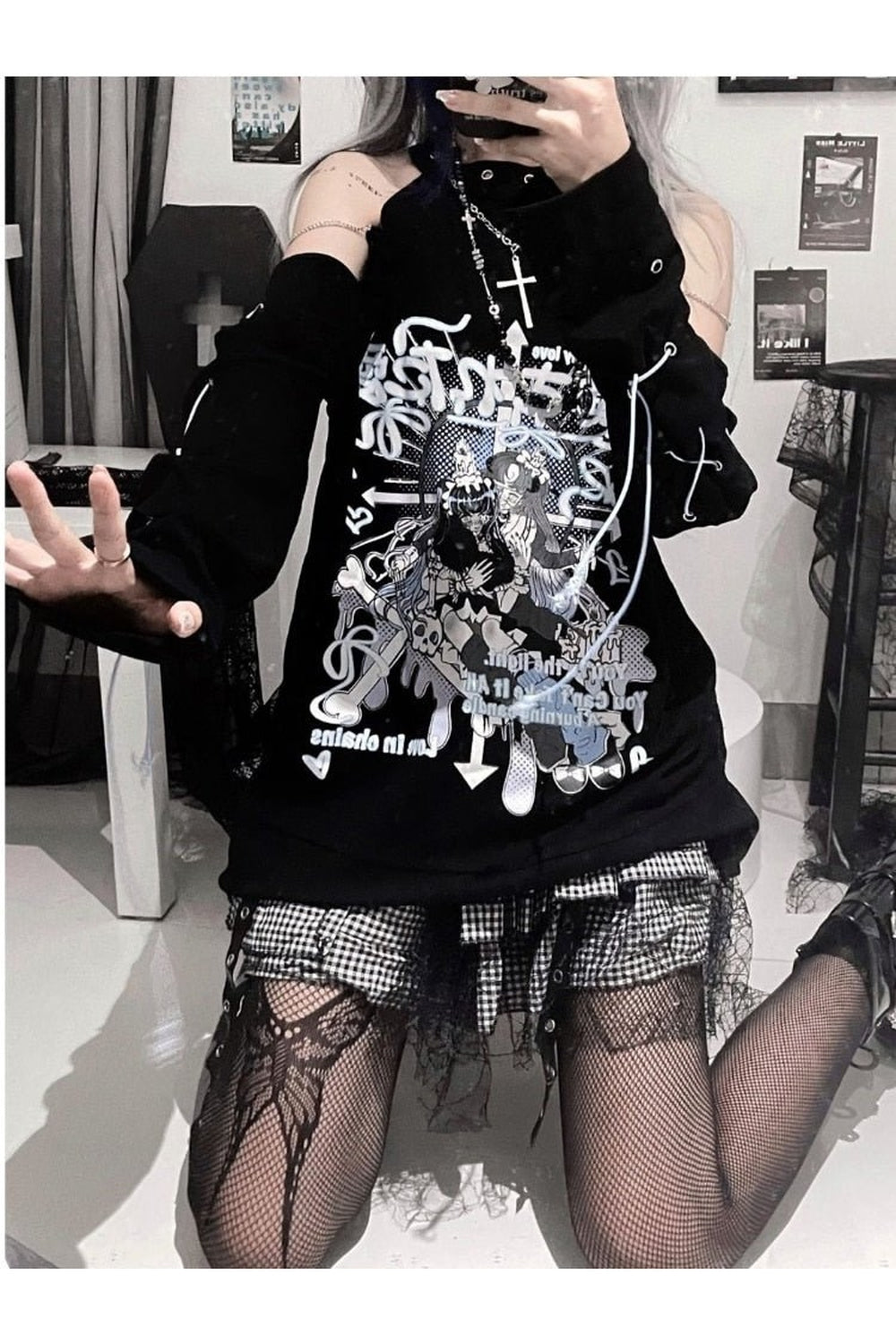 Gotik tarzda bandaj detaylı omuzlarıyla dikkat çeken tişört.