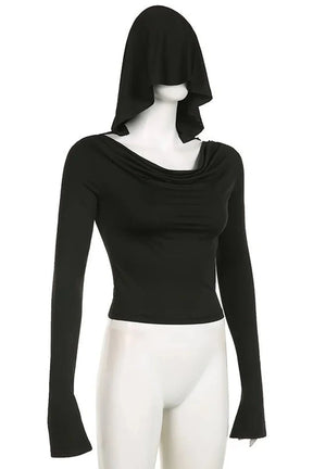 Gotik tarzı yansıtan siyah kapüşonlu crop üst.