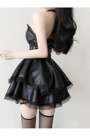 Gotik tarzıyla öne çıkan siyah bağcıklı mini elbise.