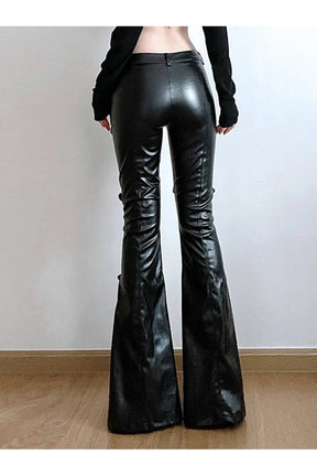 Gotik tarzı detaylarla süslenmiş ispanyol paça pantolon.