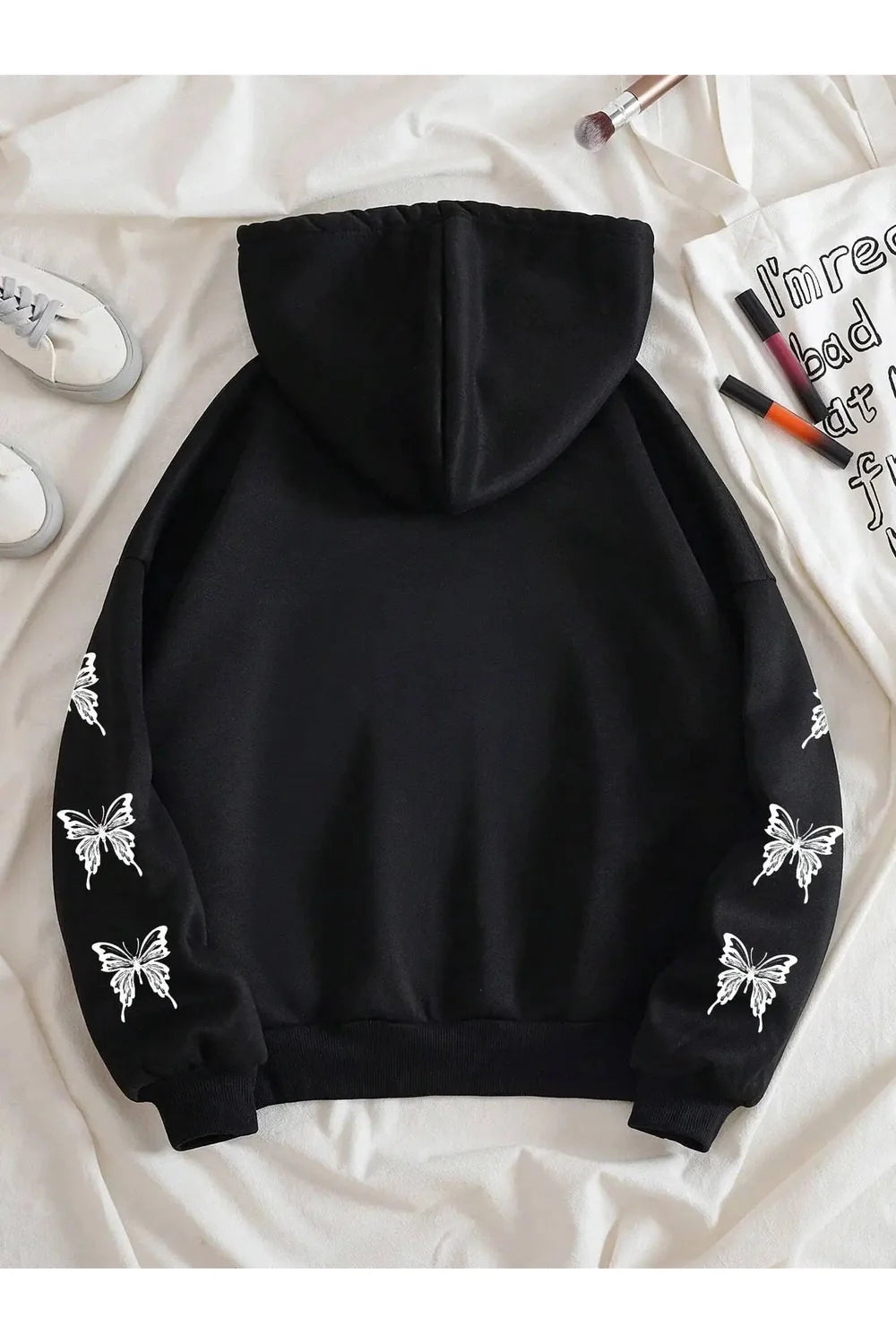 Sonbahar esintilerini taşıyan Gotik tarzıyla dikkat çeken kelebek desenli fermuarlı hoodie.