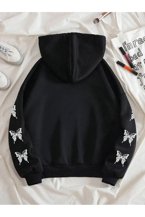 Sonbahar esintilerini taşıyan Gotik tarzıyla dikkat çeken kelebek desenli fermuarlı hoodie.