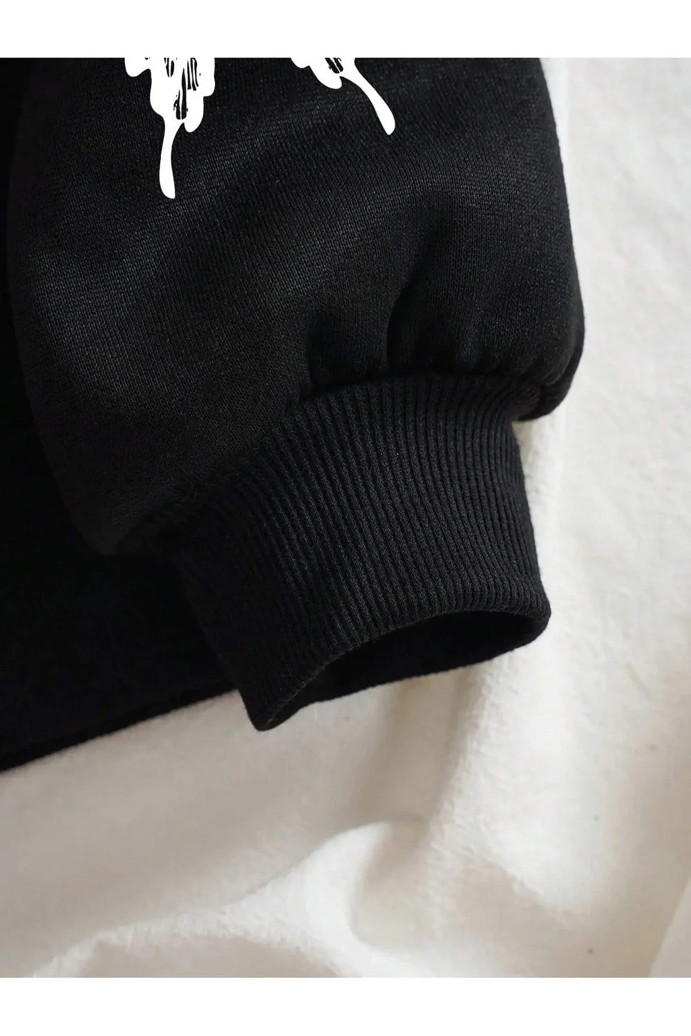 Sonbahar esintileriyle gotik tarzın buluştuğu kelebek desenli fermuarlı hoodie.