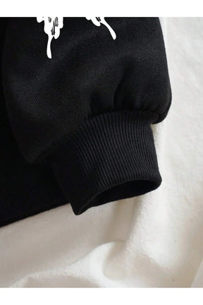 Sonbahar esintileriyle gotik tarzın buluştuğu kelebek desenli fermuarlı hoodie.