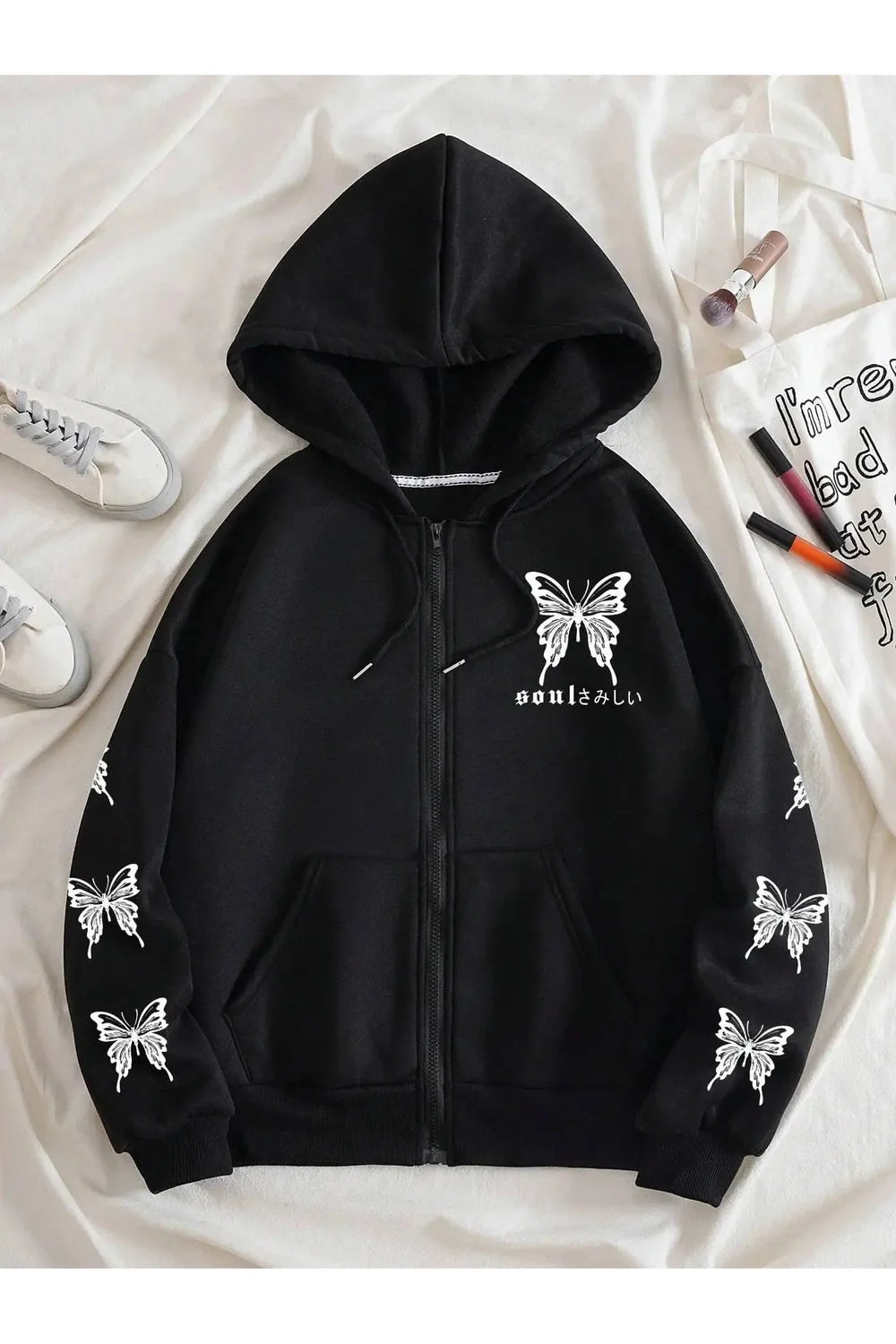 Sonbahar tonlarında gotik tarzıyla öne çıkan kelebek desenli fermuarlı hoodie.