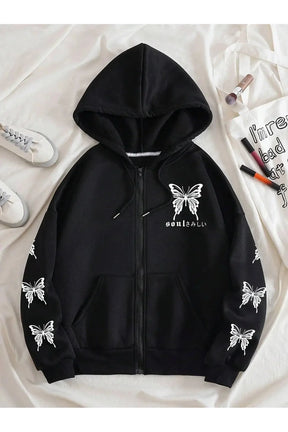 Sonbahar tonlarında gotik tarzıyla öne çıkan kelebek desenli fermuarlı hoodie.