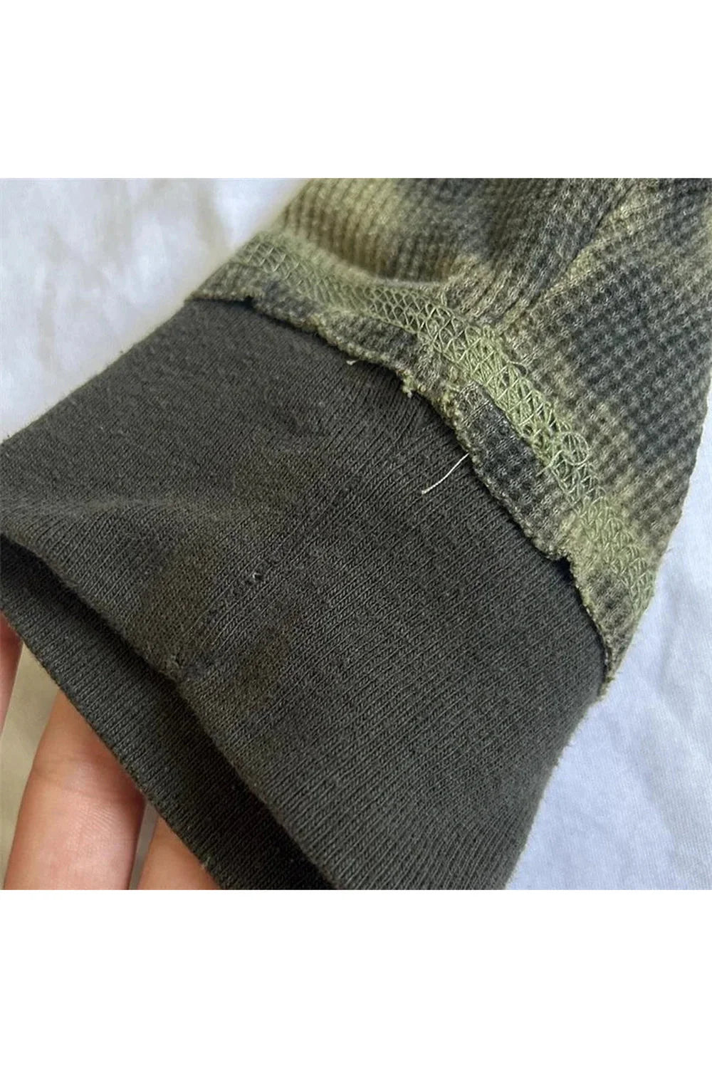 Gotik tarzda tasarlanmış, kuru kafa ve haç desenli uzun kollu.
