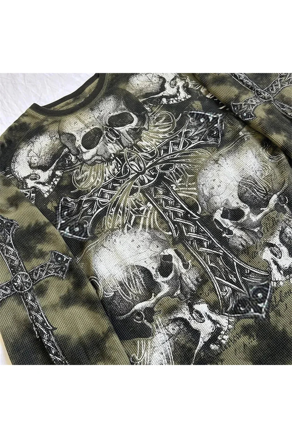 Gotik tarzda haç ve kuru kafa desenli uzun kollu.