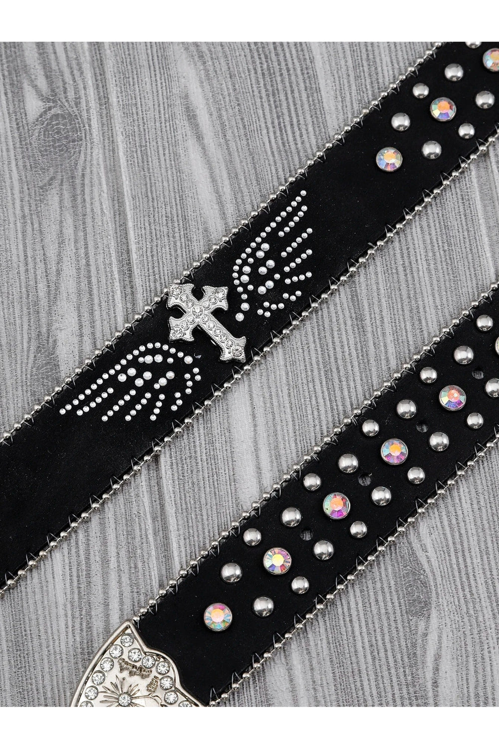 Gotik tarzı detaylarla işlenmiş haç desenli kemer.