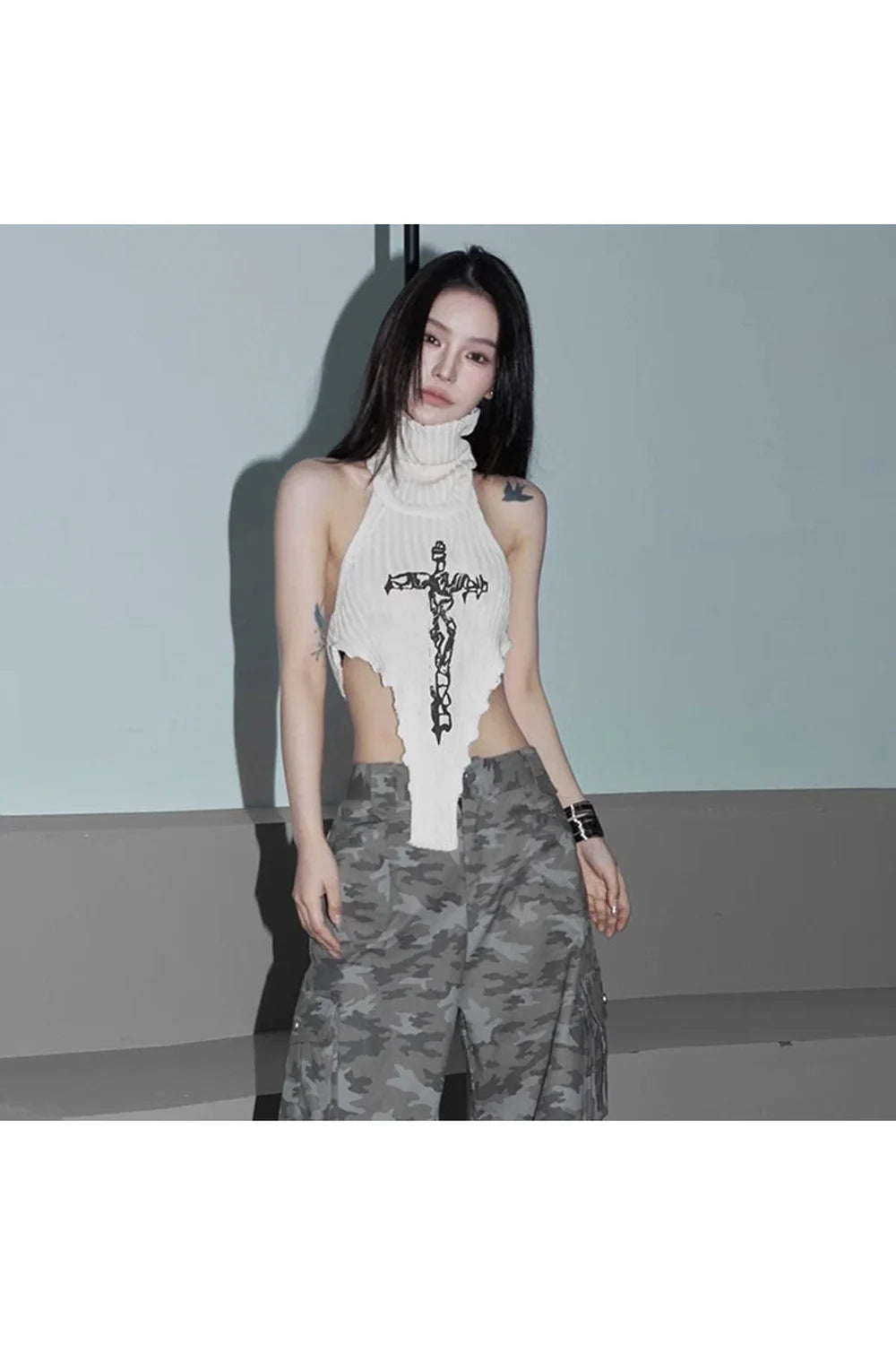Gotik tarzda haç desenli halter üstü trendy görünüm.