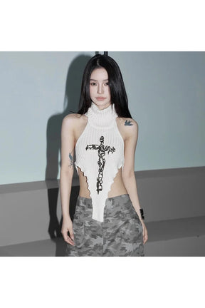 Gotik tarzda örülmüş, haç detaylı halter üst.
