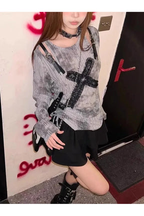 Gotik tarzda haç desenli, askılı üst giyim.