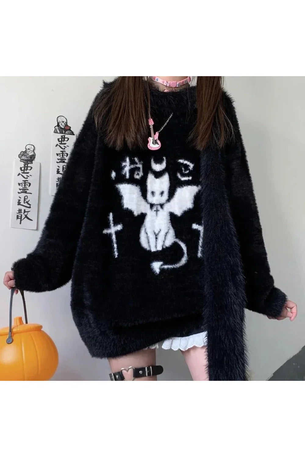 Gotik tarzı yansıtan iblis Oversize Kazak, asi duruşuyla fark yaratıyor.