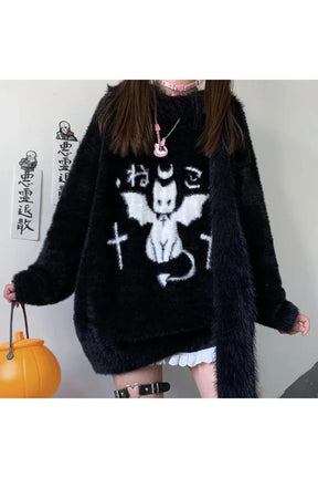 Gotik tarzı yansıtan iblis Oversize Kazak, asi duruşuyla fark yaratıyor.