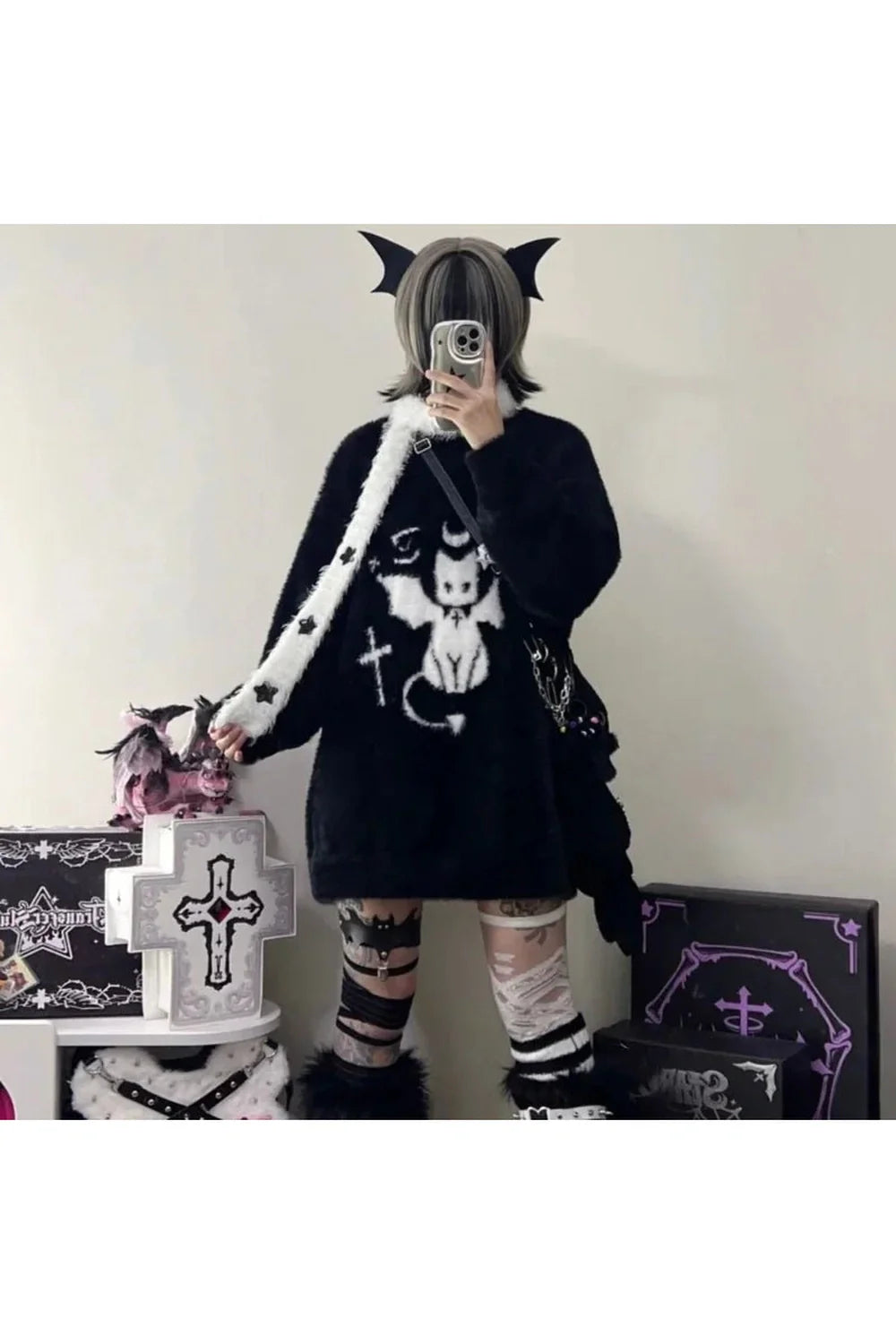 Gotik tarzı yansıtan oversize kazak, şıklığı ön plana çıkarıyor.