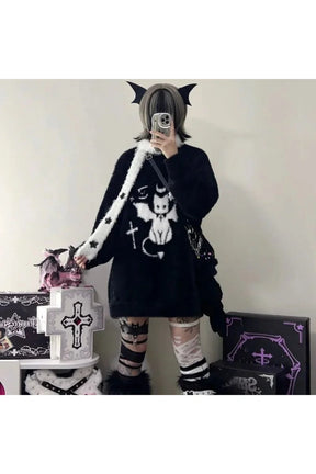 Gotik tarzı yansıtan oversize kazak, şıklığı ön plana çıkarıyor.