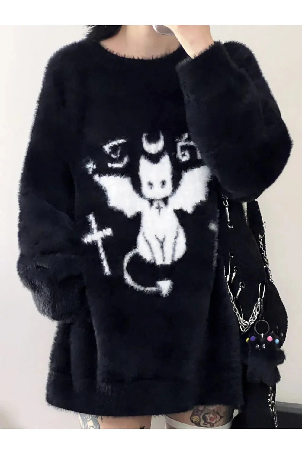 Gotik iblis Oversize Kazak, büyüleyici ve modern bir tasarıma sahiptir.