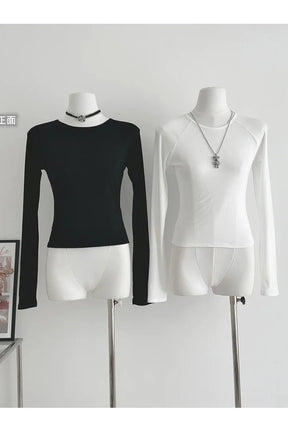 Gotik desenli tül detaylı crop üst tasarımı.