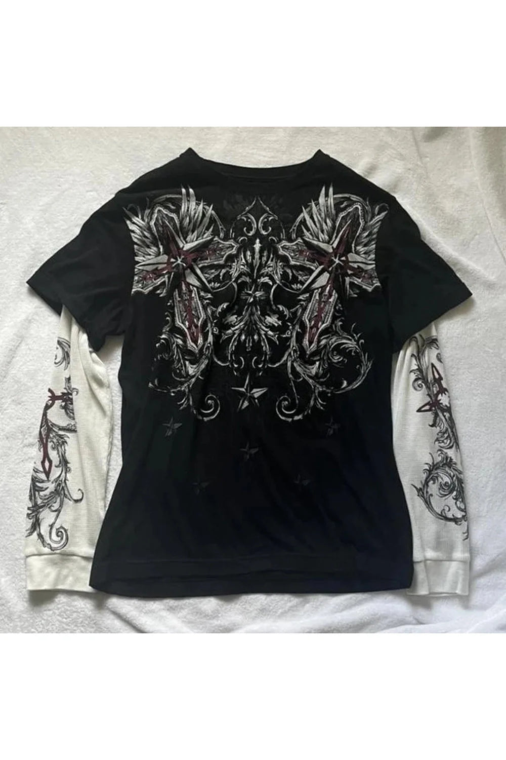 Gotik motiflerle desenlenmiş, şık kadın tişörtü.