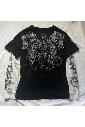 Gotik motiflerle desenlenmiş, şık kadın tişörtü.