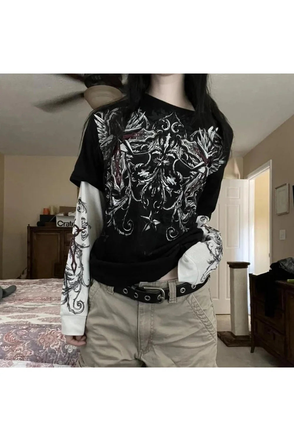 Gotik grafik desenli kadın tişört, özgün ve çarpıcı.