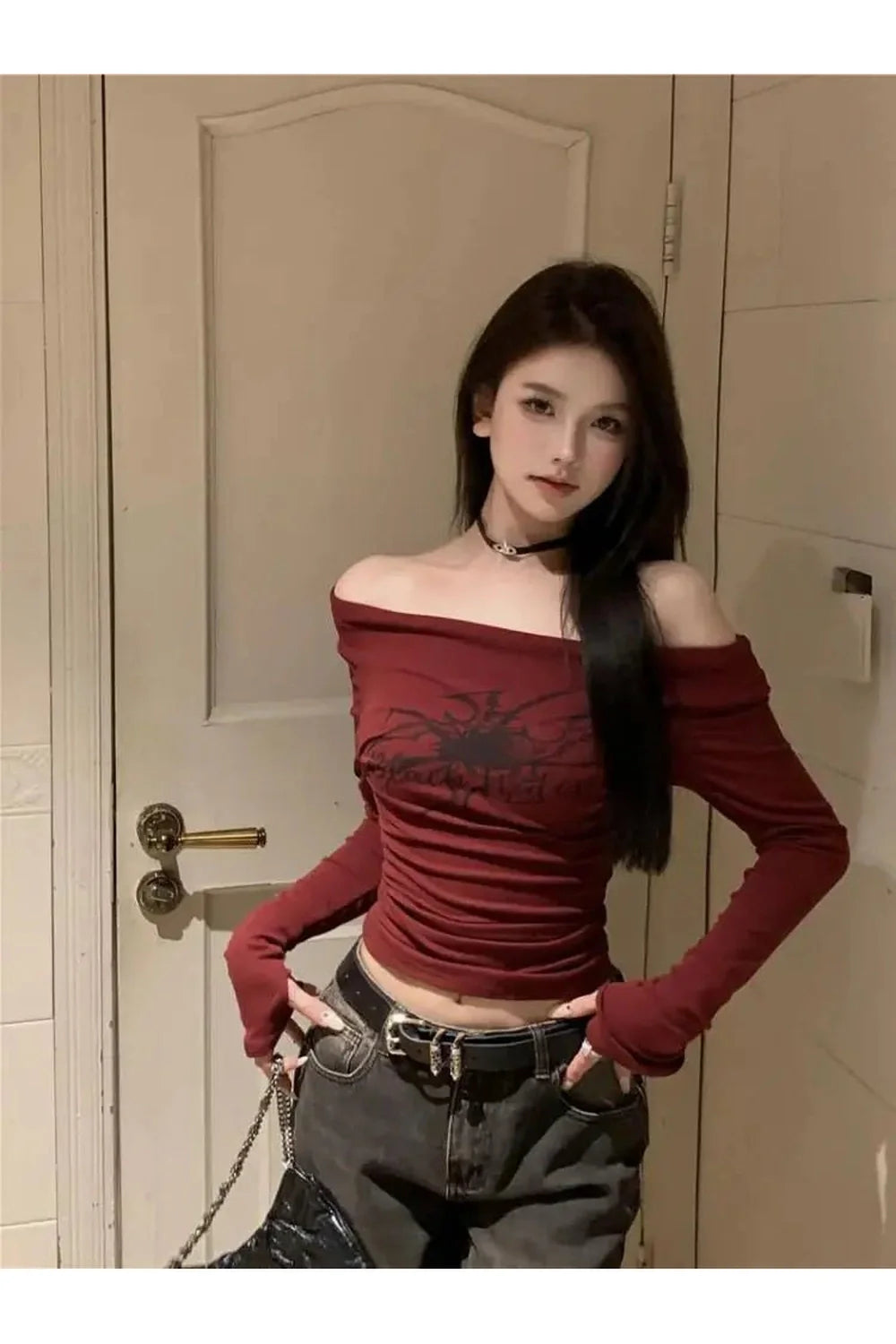 Gotik tarzda düşük omuzlu, kırpılmış üst.