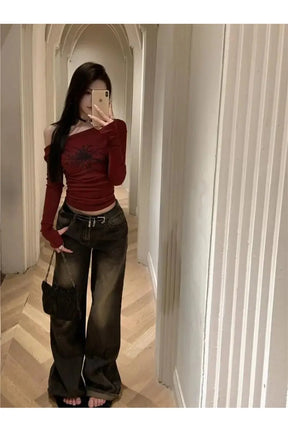 Gotik tarzıyla dikkat çeken düşük omuzlu üst.