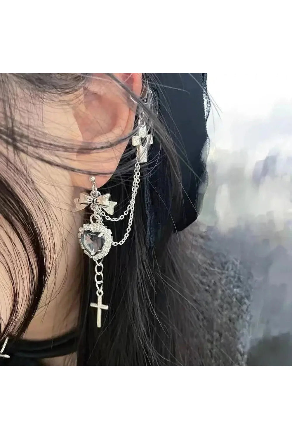 Gotik tarzda zincir detaylı kalp küpe tasarımı.