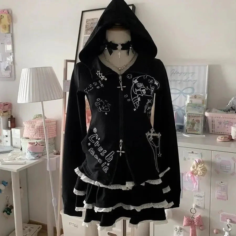 Gotik tarzda zincir detaylı, sevimli ve göz alıcı hoodie.