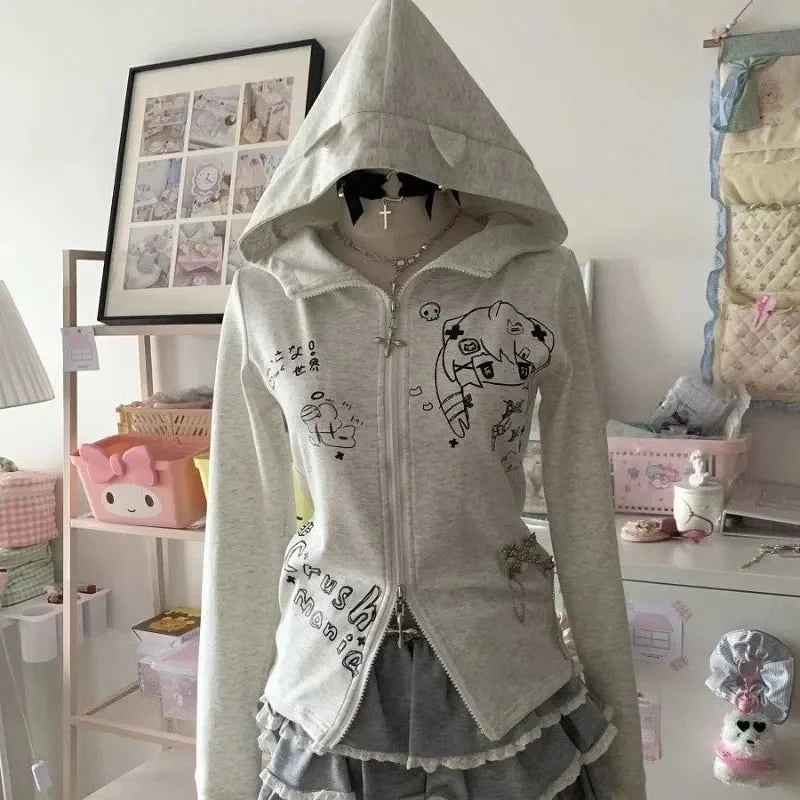Gotik tarzı ve zincir detaylı Kawaii Hoodie.