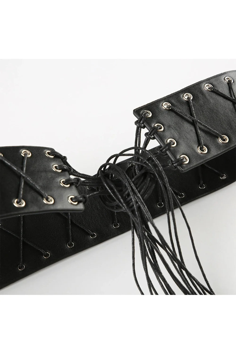 Gotik tarzı yansıtan bağcıklı korse kemer modeli.