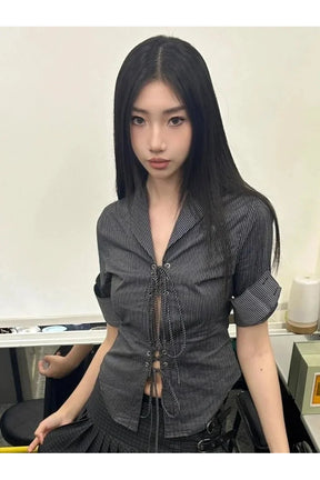 Gotik tarzda bağcıklı çizgili bluz, cesur ve şık.