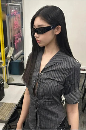Gotik tarzda bağcıklı detaylara sahip çizgili bluz.