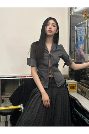 Gotik tarzıyla dikkat çeken çizgili bağcıklı bluz.