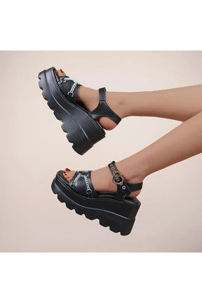 Gotik tarzıyla öne çıkan yazlık sandalet modeli.