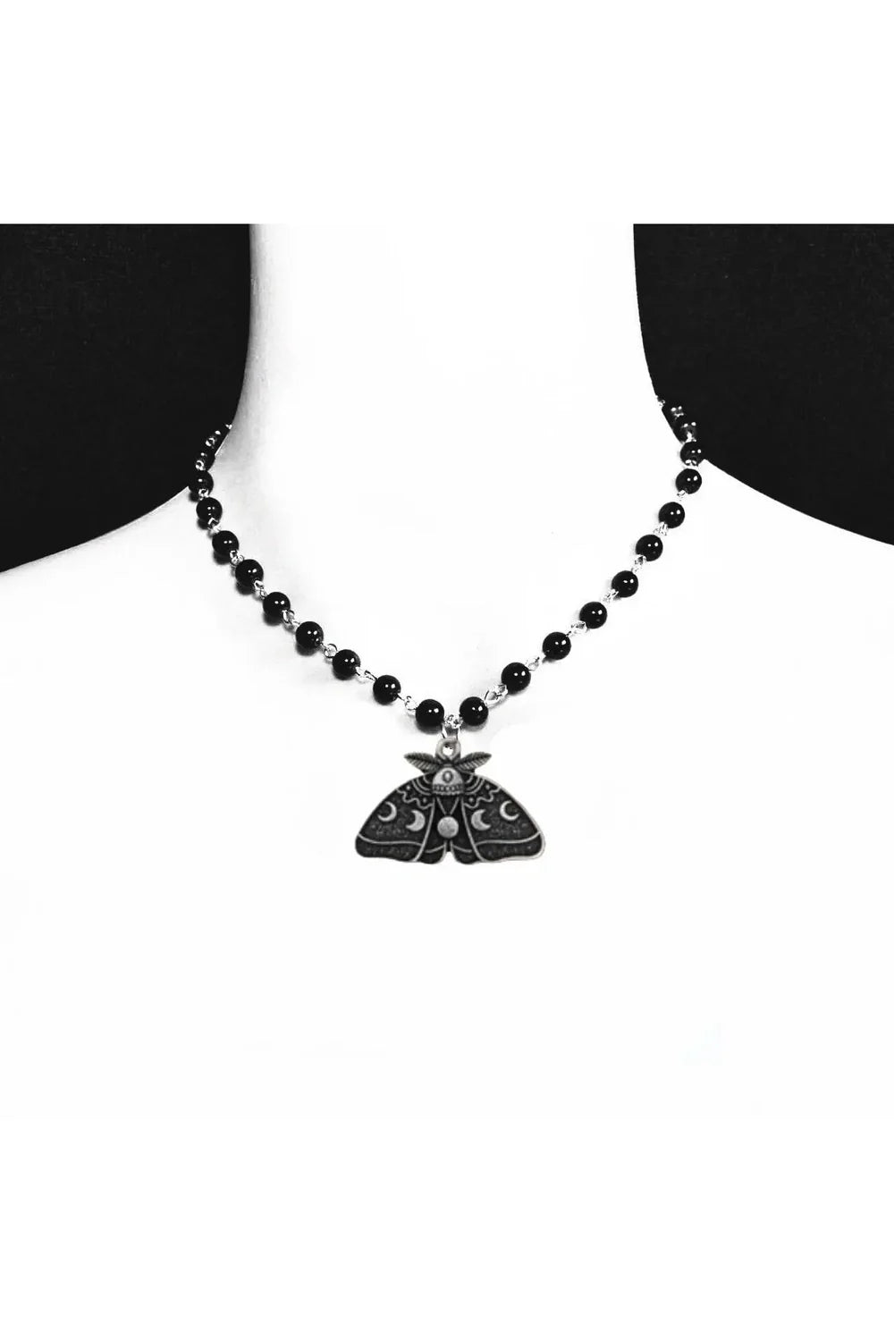 Gotik tarzda siyah boncuk detaylı kolye tasarımı.