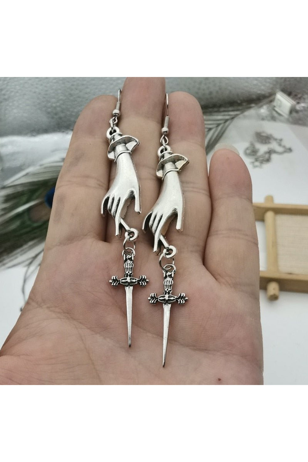Gotik Ortaçağ tarzını yansıtan vintage görünümlü küpeler.