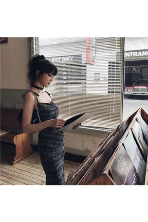 Gotik tarzıyla öne çıkan V yaka halter elbise.