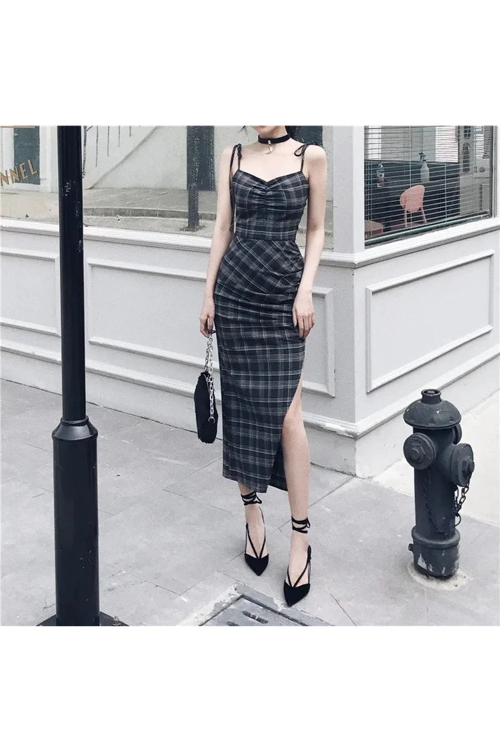 Gotik stili yansıtan ekoseli halter elbise.