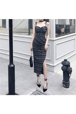 Gotik stili yansıtan ekoseli halter elbise.