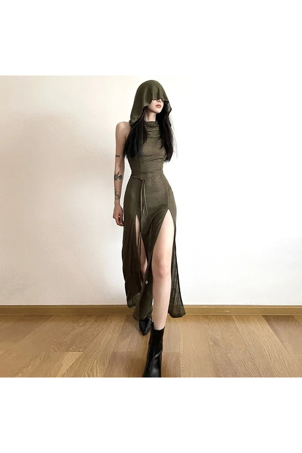 Gotik tarzıyla öne çıkan oyuk detaylı midi elbise.