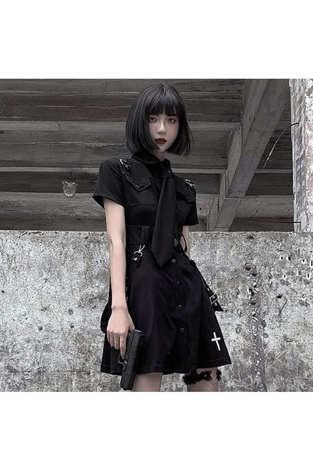 Gotik tarzıyla dikkat çeken punk detaylarına sahip elbise.