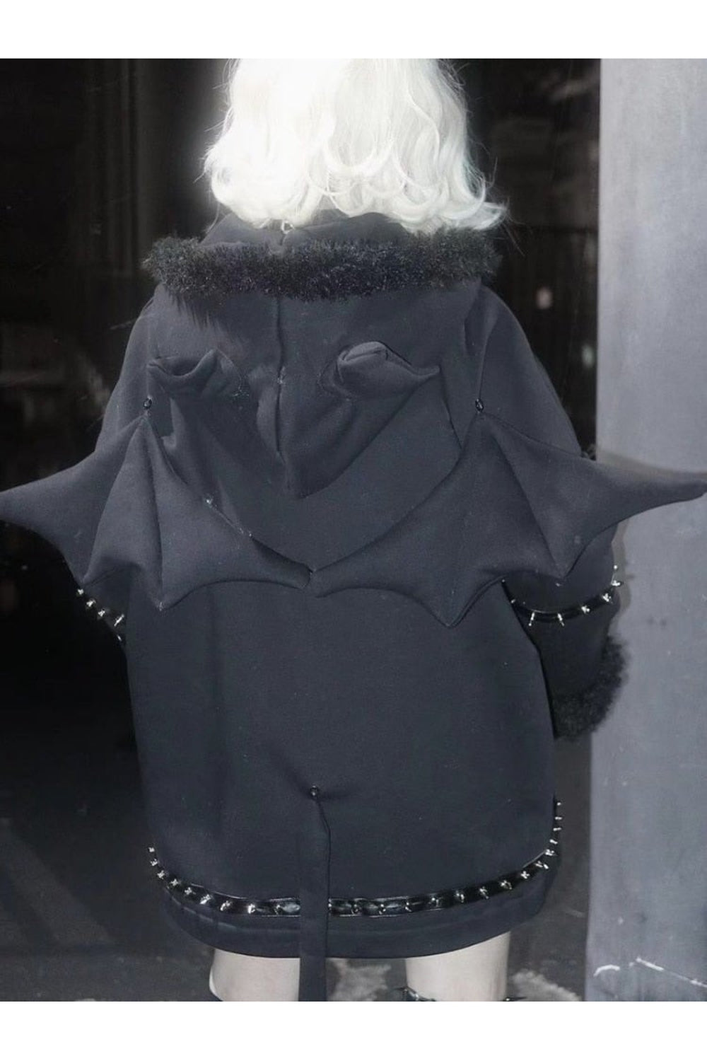 Sonbahar esintileriyle harmanlanmış gotik tarzı, perçin detaylarıyla zenginleşen hırka.