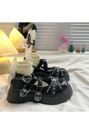 Gotik tarzıyla tasarlanmış yuvarlak burunlu terlik modeli.