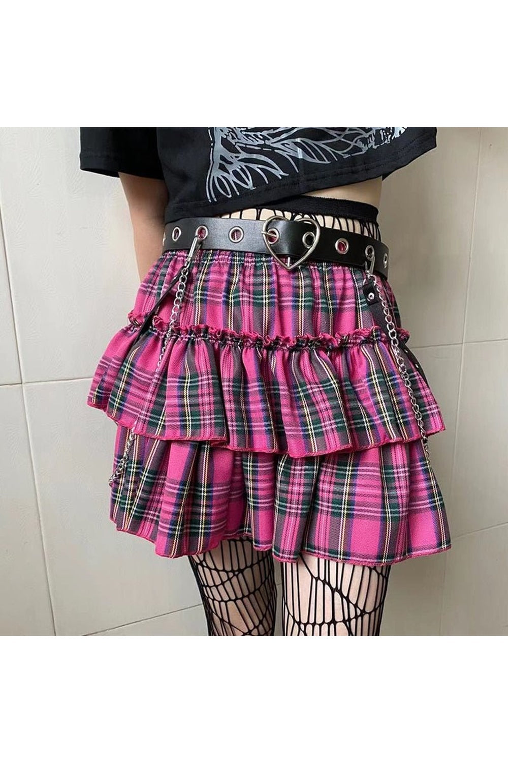 Gotik tarzı yansıtan fırfırlı lastikli etekler, özgün ve şık.